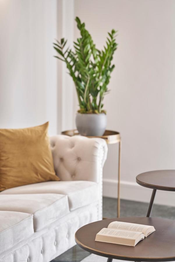 Chic N Bright 3Bd Apt With Hilton View 아테네 외부 사진