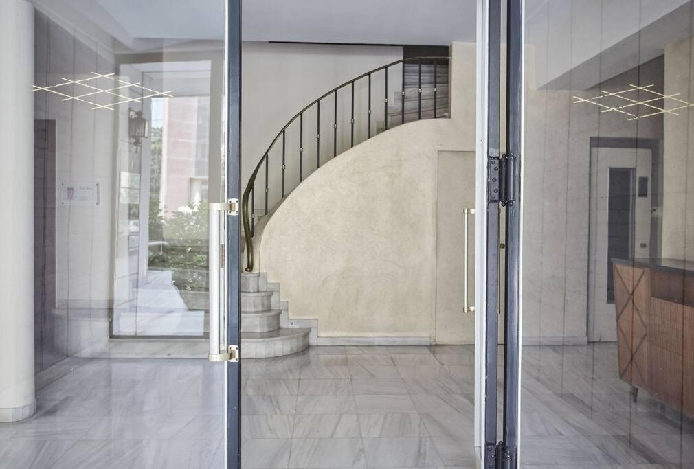Chic N Bright 3Bd Apt With Hilton View 아테네 외부 사진