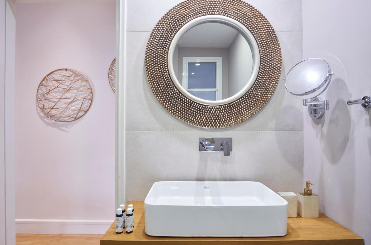 Chic N Bright 3Bd Apt With Hilton View 아테네 외부 사진